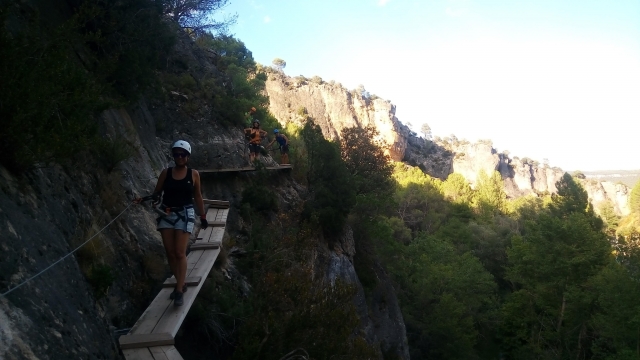 A través del puente colgante de la ferrata