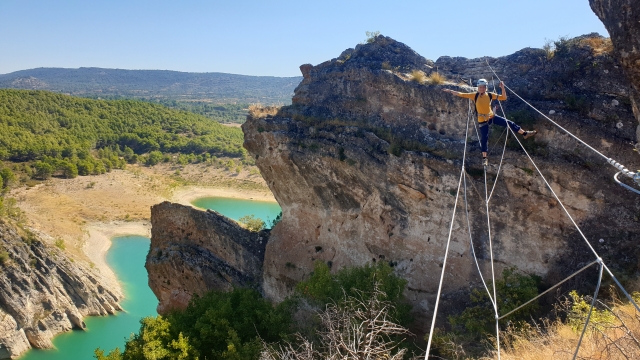 Recorriendo el puente colgante de la ferrata