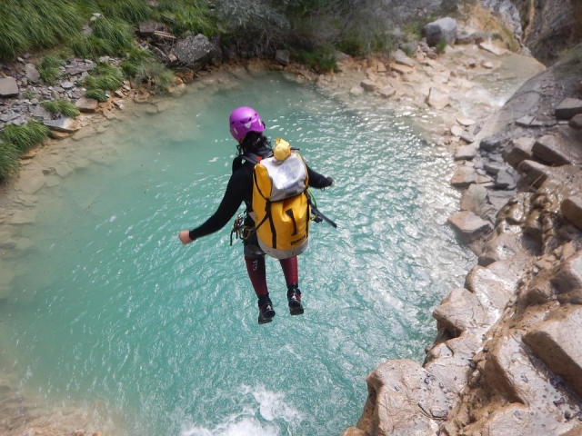 Salto a la poza del barranco