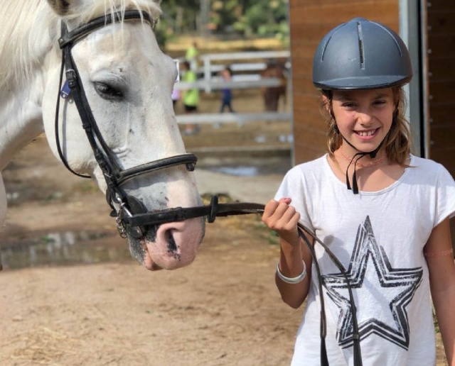 Alumna del campamento junto al caballo