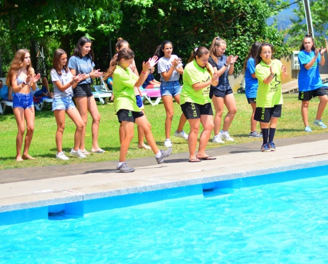 Bailes junto a la piscina