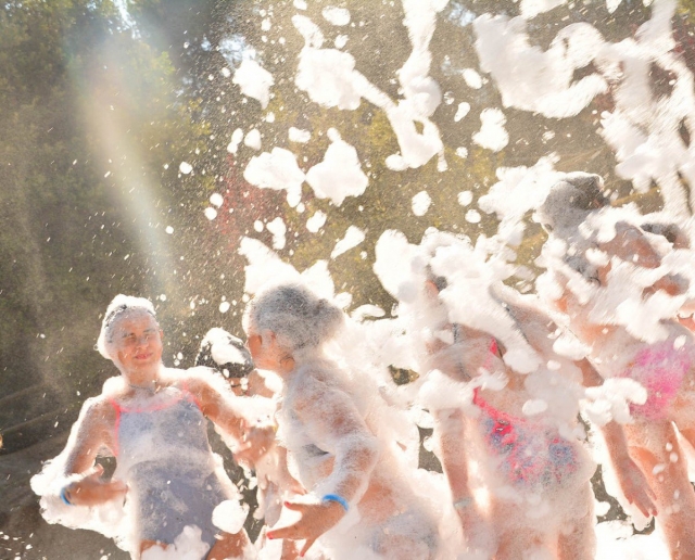 Fiesta de la espuma en el campamento