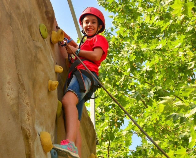 Joven subiendo el rocódromo