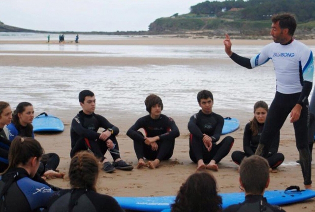 Atendiendo a las explicaciones de surf en la orilla