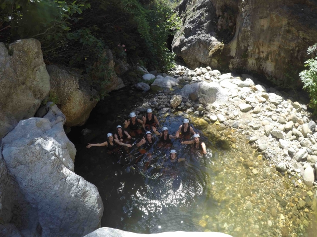 Amigas de la novia en la poza del cañón