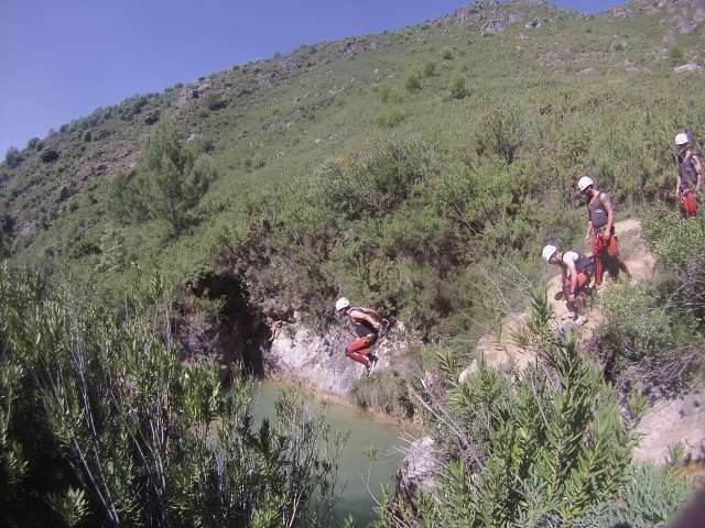 Saltos a la poza del cañón