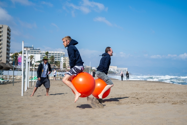 Carrera en la playa sobre balones