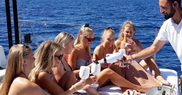 A punto de brindar en el barco