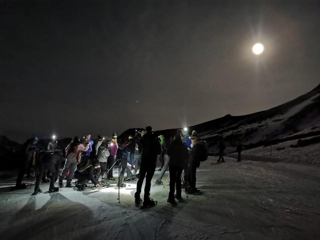  Explanations under the moon with snowshoes 