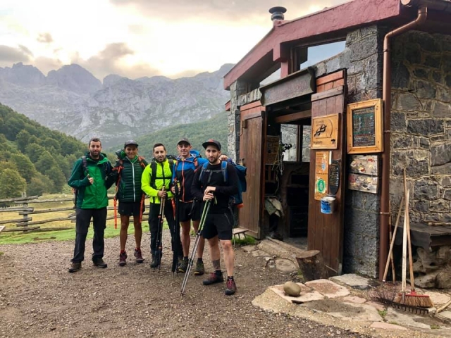  Friends before leaving on a hiking route 