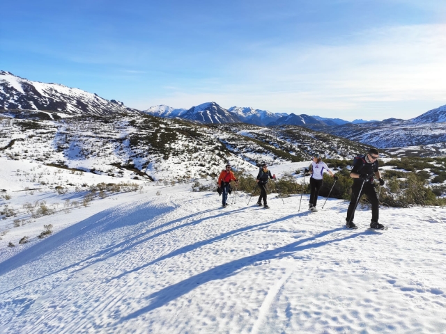  Advancing through the snow with snowshoes 
