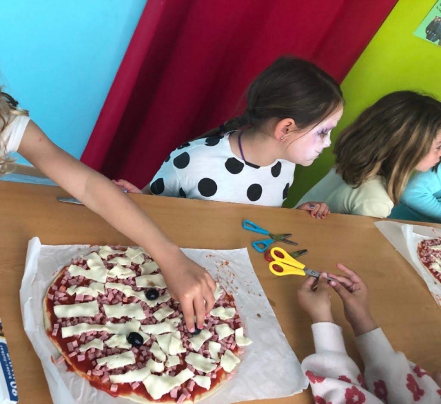 Haciendo pizzas con los amigos