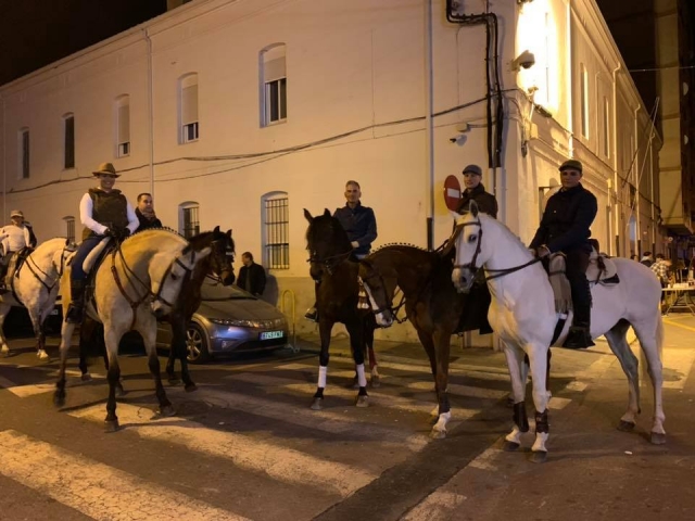 Por las calles de Burriana de noche a caballo