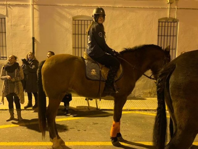 Joven jinete a caballo de noche
