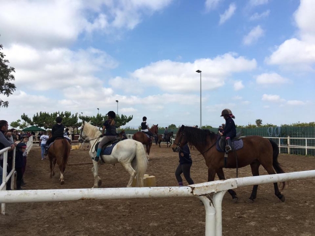 Jóvenes en clase de equitación