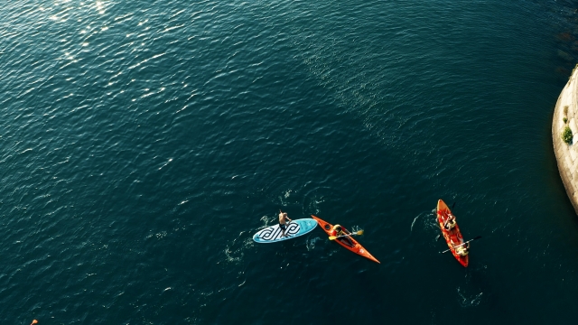  Kayak e tavola SUP navigano insieme 
