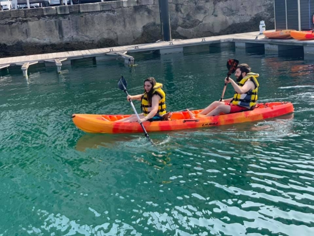  Remando in coppia in kayak 