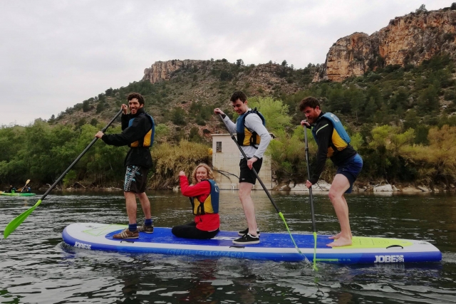 Manteniendo el equilibrio sobre la tabla de paddle surf gigante