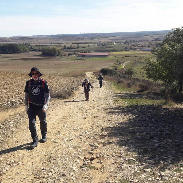  Caminhar em grupo pelas caminho 