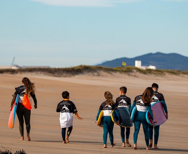  Vers la mer avec des planches de surf 
