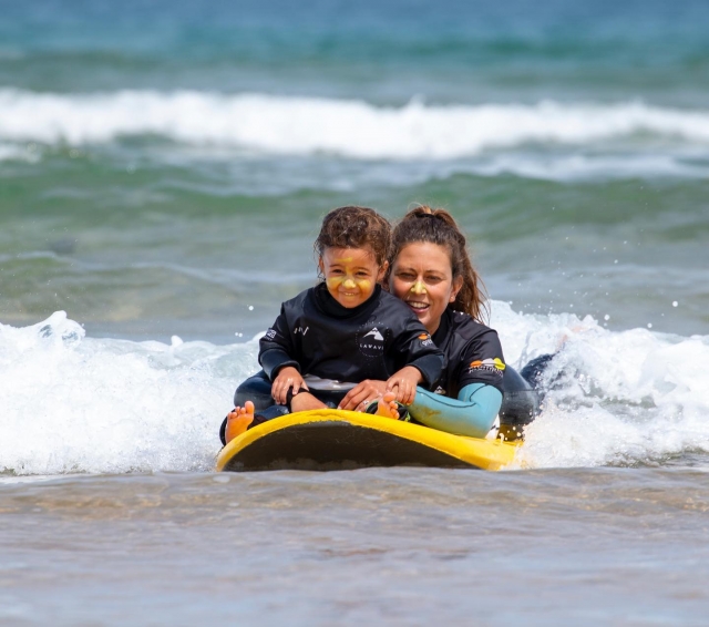  Notre très jeune surfeur avec le professeur sur la planche 