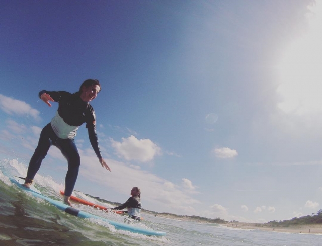  Sur la planche de surf avec maîtrise 