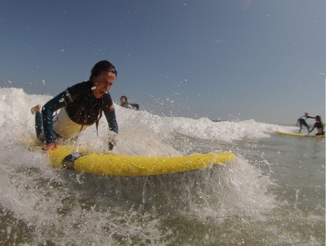  Debout sur la planche de surf 