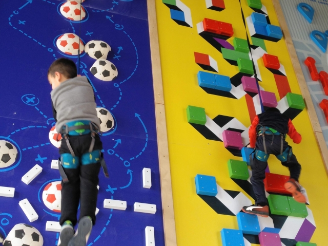 Peques escalando el rocódromo
