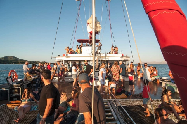  Eine unvergessliche Party an Bord des Katamarans 