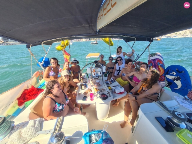  Große Gruppe genießt einen Segeltag 