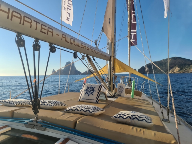 Relajados con un paseo en velero 