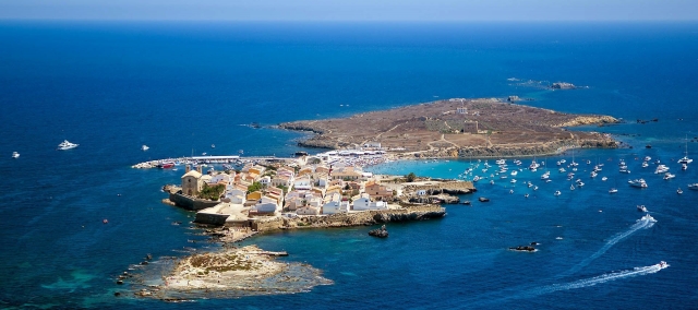 Navegando alrededor de la isla de Tabarca