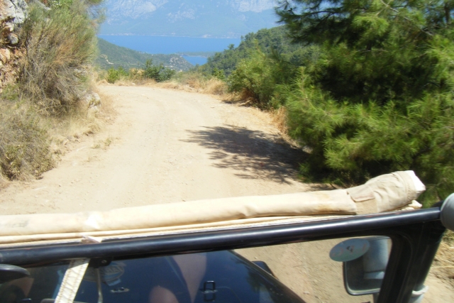 Recorriendo los caminos en el Jeep