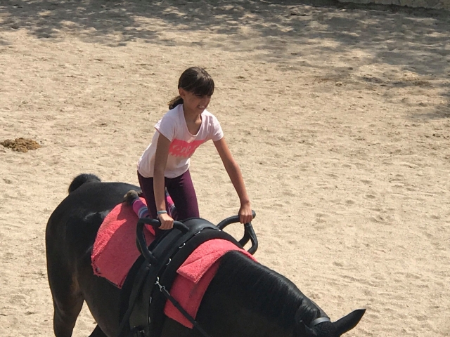 Demostrando su dominio sobre el caballo