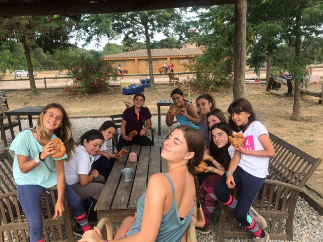 Hora de la merienda en el campamento