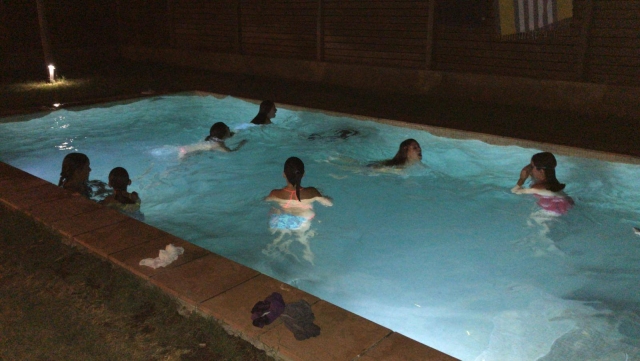 Baños en la piscina de noche