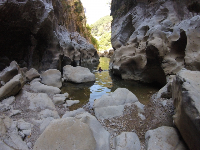  Between the walls of the ravine 