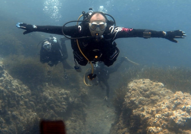  Practicing buoyancy during the dive 