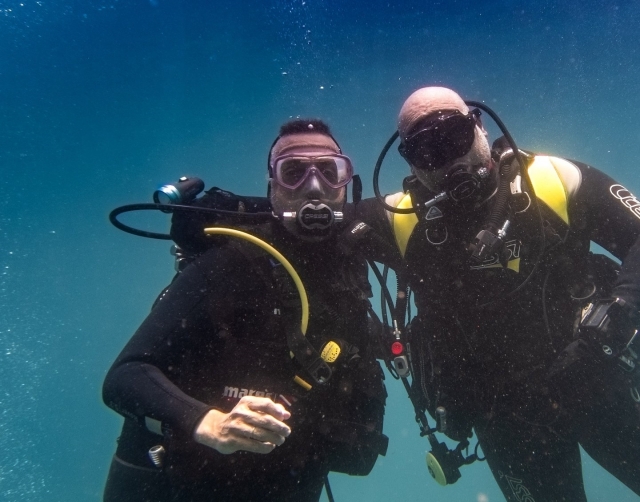  Diving with friends 
