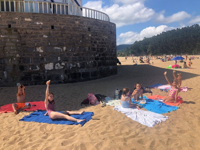 Tomando el sol en la arena