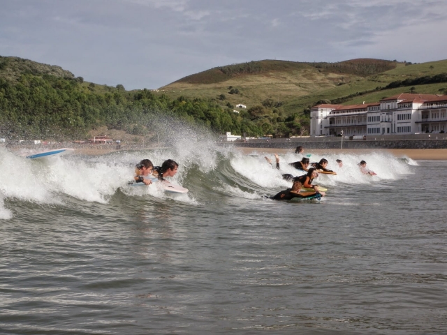 Aprendiendo surf en el campamento