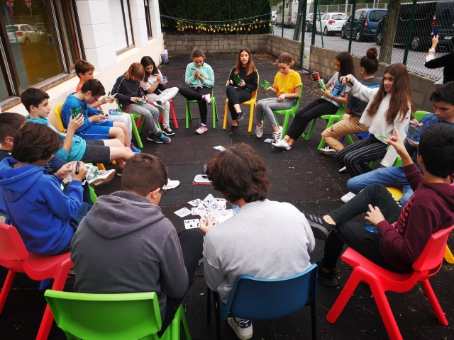 Reunión de alumnos al aire libre