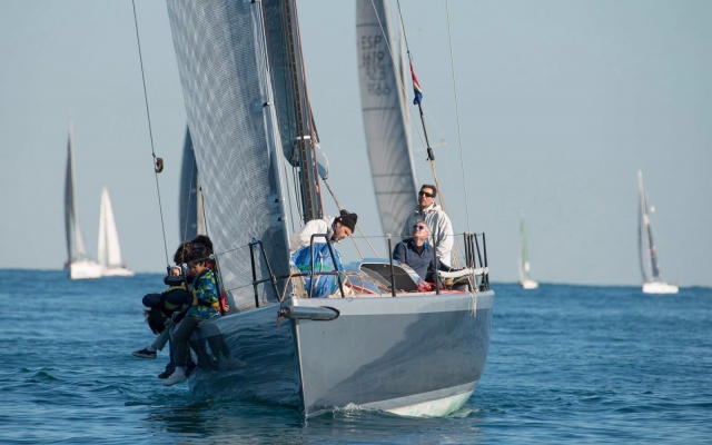 A bordo del velero con amigos