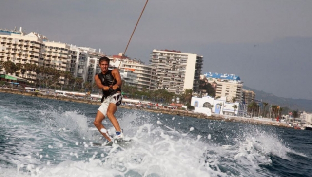 Dejandose arrastrar en el wakeboard