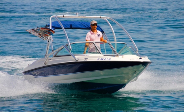 Lancha encargada de arrastrar el wakeboard