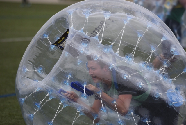  在 zorbing 内滚动 