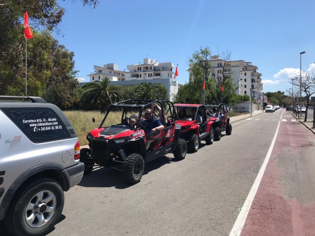 Buggies en ruta siguiendo al guía