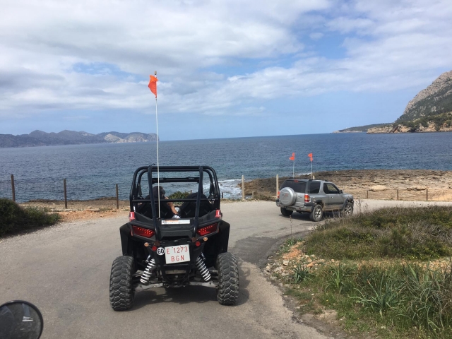 Acercándonos a la costa con el buggy