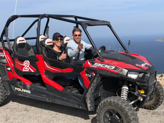 Pareja a bordo del buggy