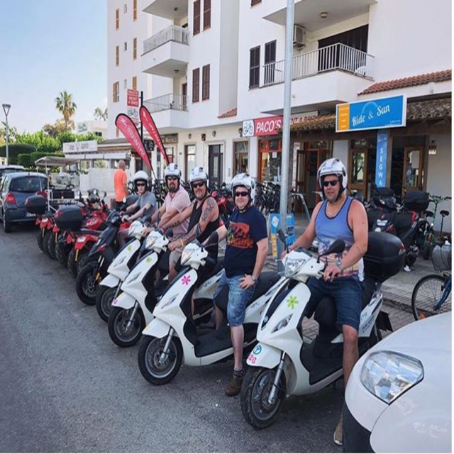 Amigos sobre las scooter